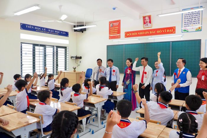  Đại biểu thăm, chia vui cùng cô và trò nhà trường. HOÀNG HÙNG 