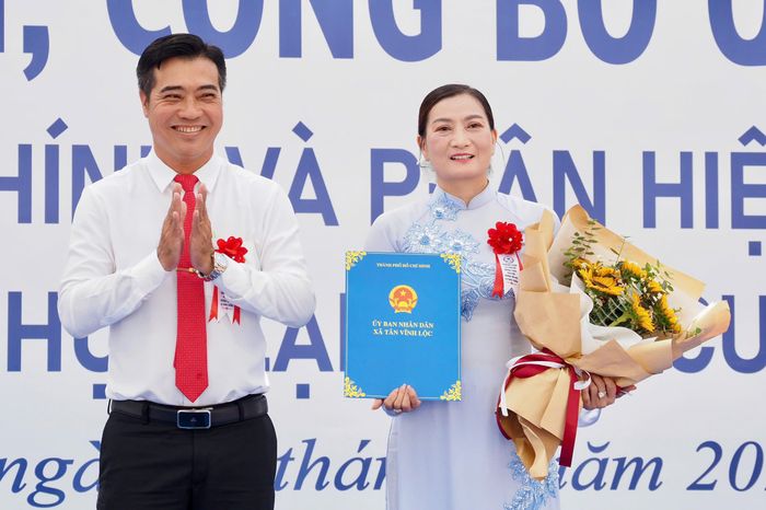  Chủ tịch UBND xã Tân Vĩnh Lộc Nguyễn Thành Nhân trao quyết định của UBND xã về thành lập trường chính và phân hiệu Trường Tiểu học Lại Hùng Cường cho cô Cao Thị Hồng Đào, Hiệu trưởng nhà trường. HOÀNG HÙNG 