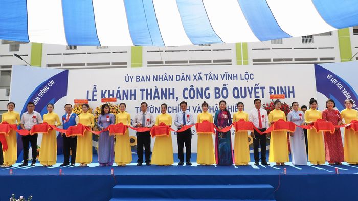  Các đồng chí lãnh đạo thành phố và địa phương cắt băng khánh thành trường. HOÀNG HÙNG 
