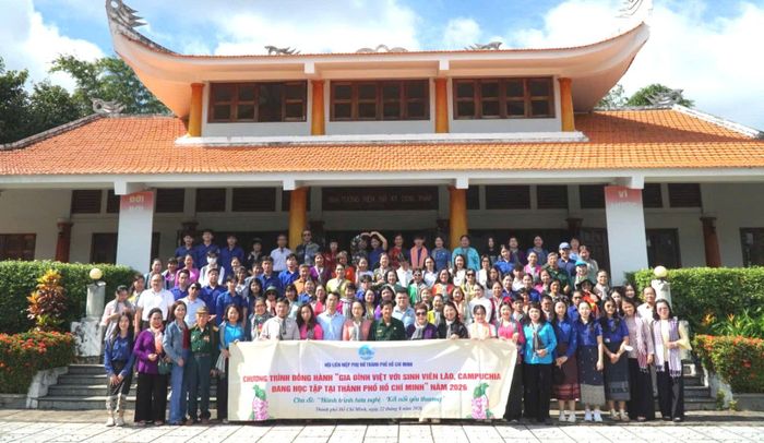  Đoàn tham quan tại Khu di tích lịch sử địa đạo Tam giác sắt 