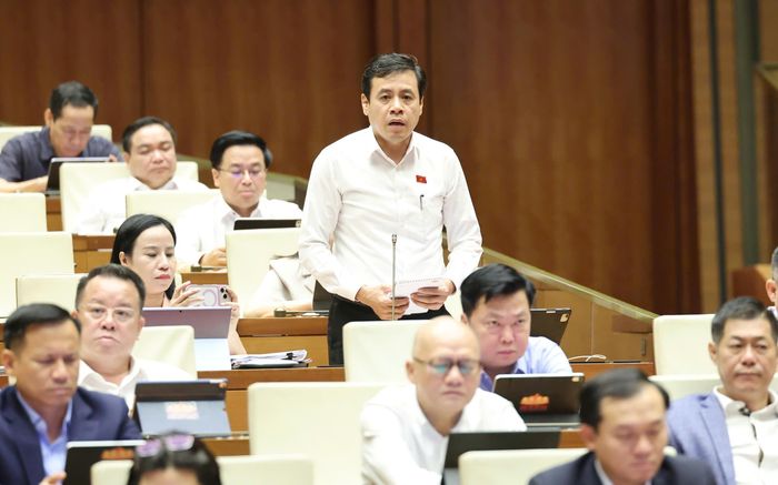  ĐB Trần Anh Tuấn (TPHCM) thảo luận tại hội trường. Ảnh: QUANG PHÚC 