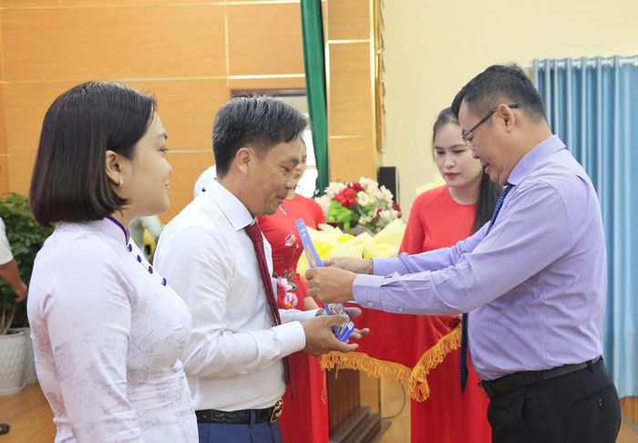  Chủ tịch UBND phường Chánh Hưng Phạm Quang Tú trao quyết định hiệu trưởng, phó hiệu trưởng cho cơ sở giáo dục sau sắp xếp 