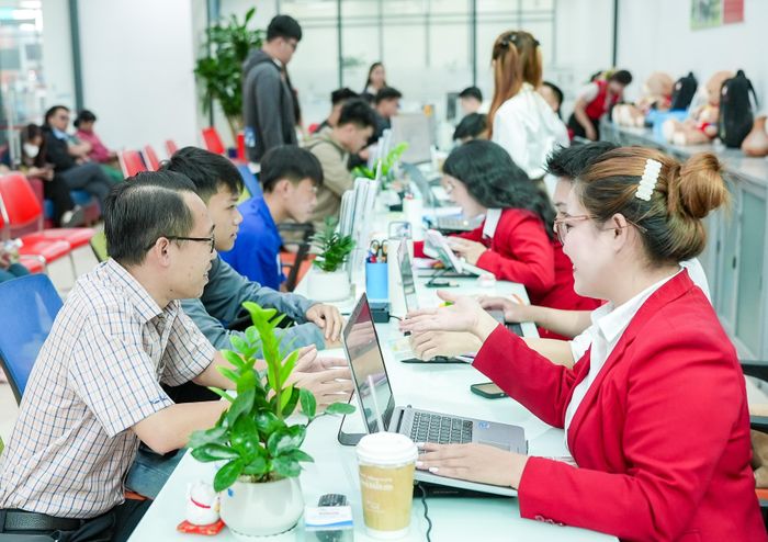  Thí sinh, phụ huynh tìm hiểu thông tin xét tuyển tại Trường ĐH Kinh tế - Tài chính TPHCM - Ảnh: THANH HÙNG 
