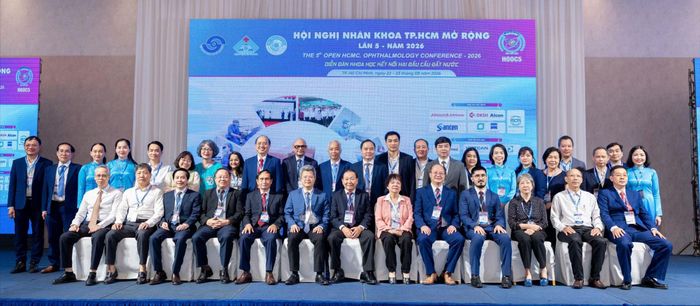 Các đại biểu chụp hình lưu niệm tại hội nghị