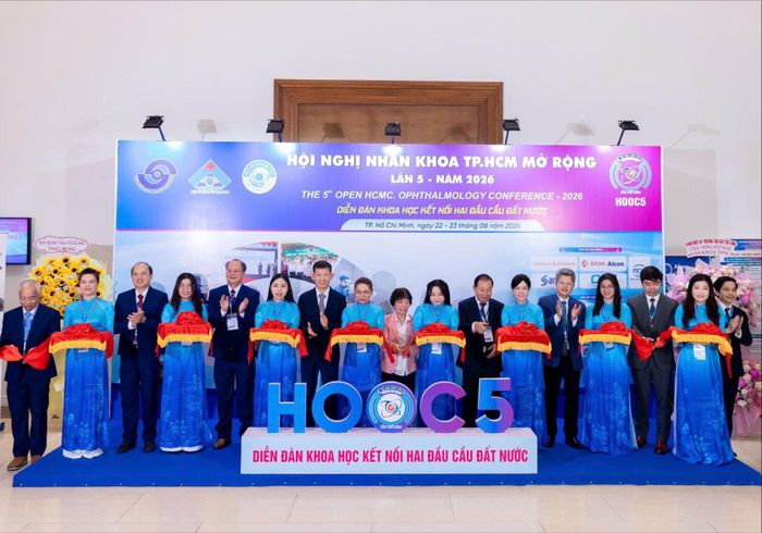Các đại biểu thực hiện nghi thức khai trương triển lãm tại Hội nghị Nhãn khoa TPHCM mở rộng lần thứ 5