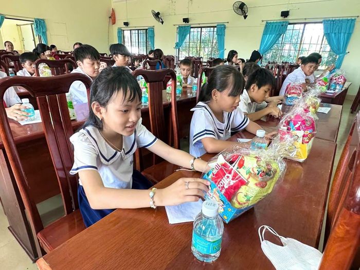 Hội LHPN xã Long Điền trao học bổng Nguyễn Thị Minh Khai cho các học sinh vượt khó