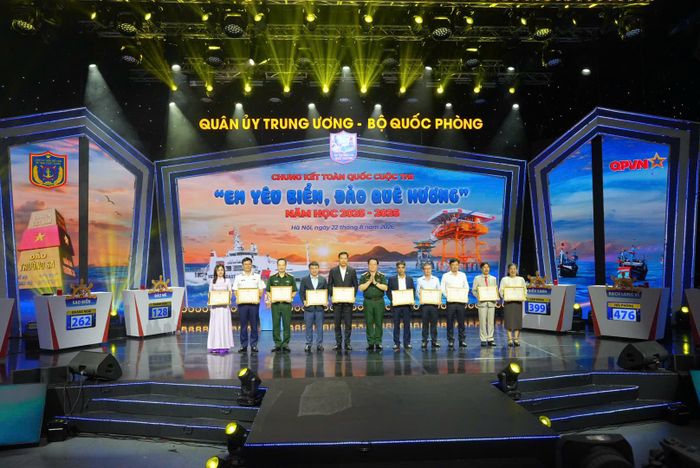  Đại tướng Nguyễn Trọng Nghĩa trao Bằng khen của Bộ trưởng Bộ Quốc phòng tặng 10 tập thể có thành tích xuất sắc 