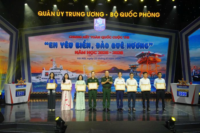  Trung tướng Lê Quang Đạo, Phó tổng Tham mưu trưởng Quân đội nhân dân Việt Nam trao Bằng khen của Bộ trưởng Bộ Quốc phòng tặng 8 cá nhân có thành tích xuất sắc 