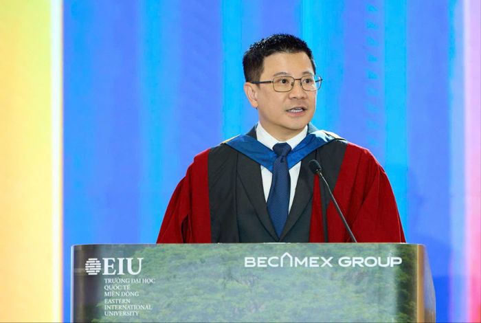  Ông Nguyễn Tấn Lợi, Chủ tịch Hội đồng trường EIU, phát biểu tại Lễ tốt nghiệp 
