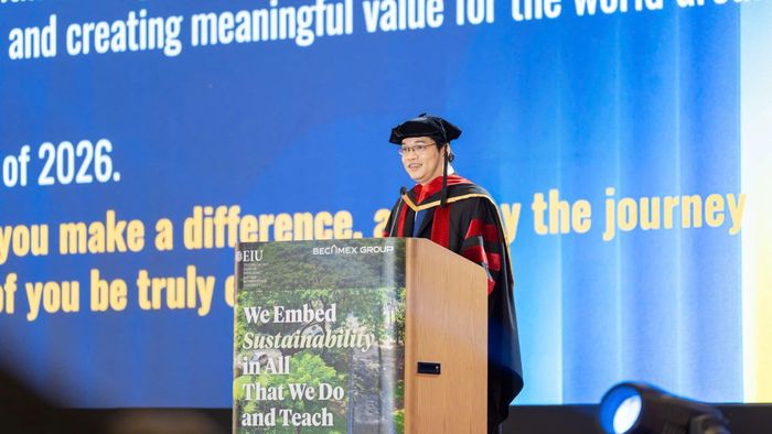  TS Ngô Minh Đức, Hiệu trưởng EIU, phát biểu tại Lễ tốt nghiệp 