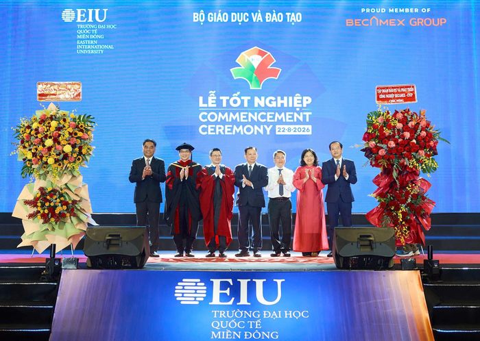  Lãnh đạo TPHCM và Tập đoàn Becamex tặng lẵng hoa chúc mừng Trường Đại học Quốc tế Miền Đông 