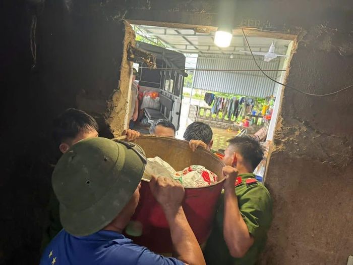 Lực lượng chức năng hỗ trợ người dân di chuyển đồ đạc để tránh ngập úng, sạt lở. Ảnh: CÔNG AN TỈNH LẠNG SƠN