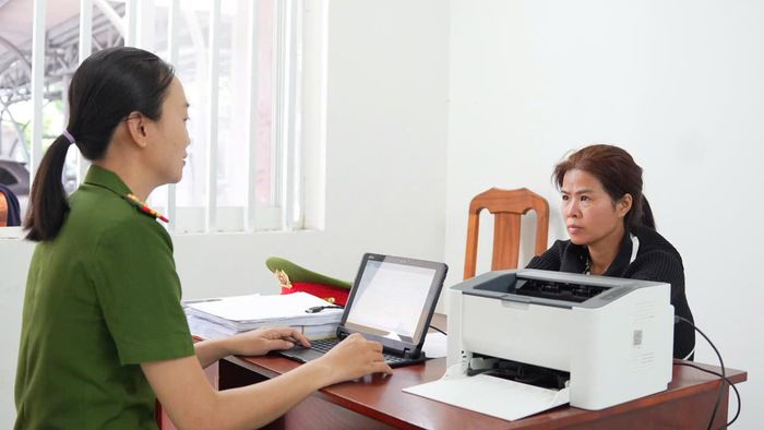  Công an TPHCM lấy lời khai với đối tượng Hiểu để làm rõ. Ảnh: CA 