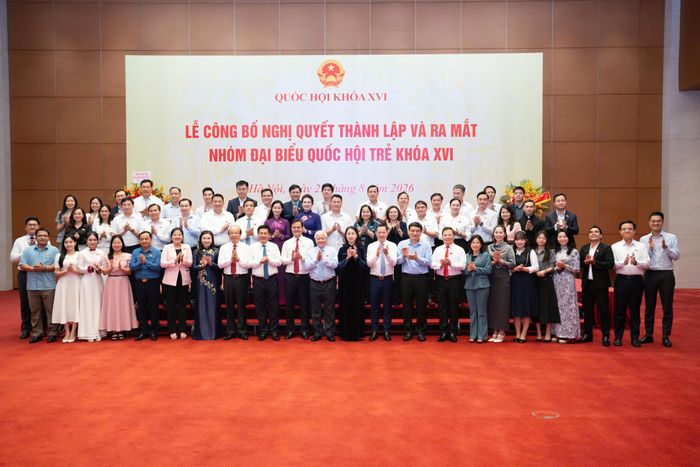 Phó Chủ tịch Thường trực Quốc hội Đỗ Văn Chiến cùng các ĐB tham dự buổi lễ. Ảnh: VIẾT CHUNG