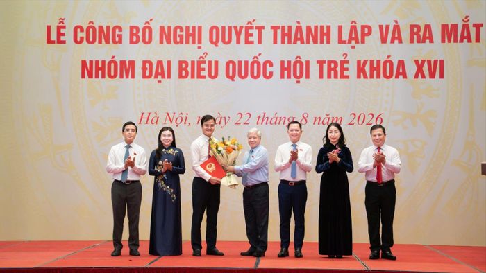 Phó Chủ tịch Thường trực Quốc hội Đỗ Văn Chiến tặng hoa Ban Thường trực Nhóm đại biểu Quốc hội trẻ khóa XVI. Ảnh: VIẾT CHUNG