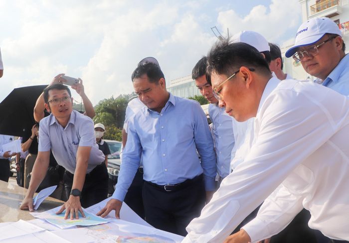  Đại diện phường Vũng Tàu báo cáo về quy hoạch Bến cảng khách quốc tế Vũng Tàu. Ảnh: THÀNH HUY 