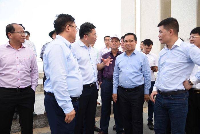  Chủ tịch UBND TPHCM Nguyễn Văn Được và đoàn công tác khảo sát thực địa Công viên Quảng trường Thùy Vân. Ảnh: THÀNH HUY 
