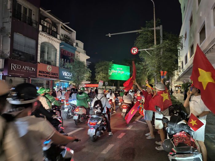 Dòng người hâm mộ đổ xuống các tuyến đường trung tâm của TPHCM
