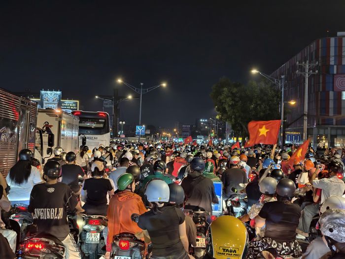 Dòng người nối dài xuống đường ở TPHCM để ăn mừng chiến thắng