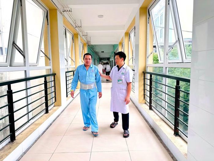 Ngày thứ 5, sau phẫu thuật Bệnh nhân đi lại bình thường - Ảnh BVCC