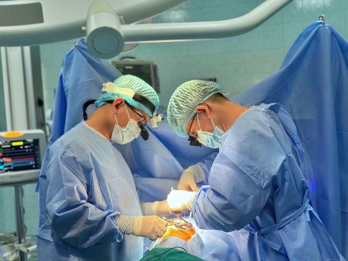 Ca phẫu thuật cho bệnh nhi - Ảnh BVCC