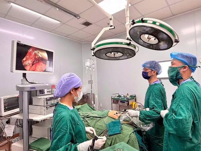 Ê-kíp phẫu thuật cho bệnh nhi - Ảnh BVCC
