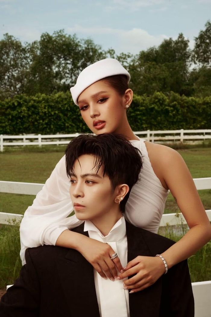 Một trong những điều khiến chuyện tình của cặp đôi được chú ý là cách Gil Lê thể hiện sự quan tâm dành cho Xoài Non. Từ hoa, quà trong những dịp đặc biệt đến các buổi kỷ niệm lãng mạn, những món quà không quá cầu kỳ nhưng đủ khiến Xoài Non vui vẻ và hạnh phúc. Ảnh: FB Trúc Thanh Lê
