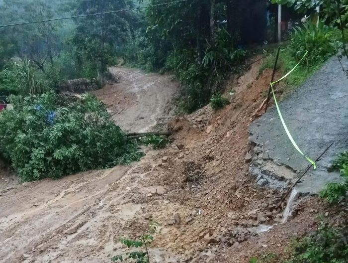 Sạt lở đất đá gây cản trở giao thông trên địa bàn xã Yên Hoà (Nghệ An). Ảnh: Thanh Ngọc