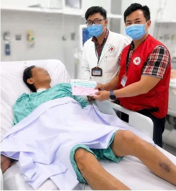 Hội chữ thập đỏ hỗ trợ bệnh nhân - Ảnh BVCC