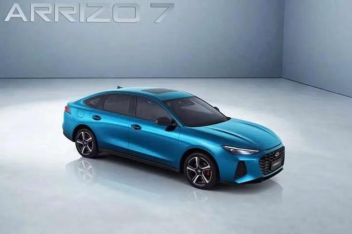 Chery vừa tung ra những hình ảnh chính thức đầu tiên của Arrizo 7 mới trước khi mẫu xe này ra mắt công chúng tại Triển lãm Ô tô Thành Đô vào ngày 21/8/2026. Đây là sự hồi sinh của dòng Arrizo 7 sau khi thế hệ đầu tiên được bán tại Trung Quốc từ năm 2013 đến năm 2018