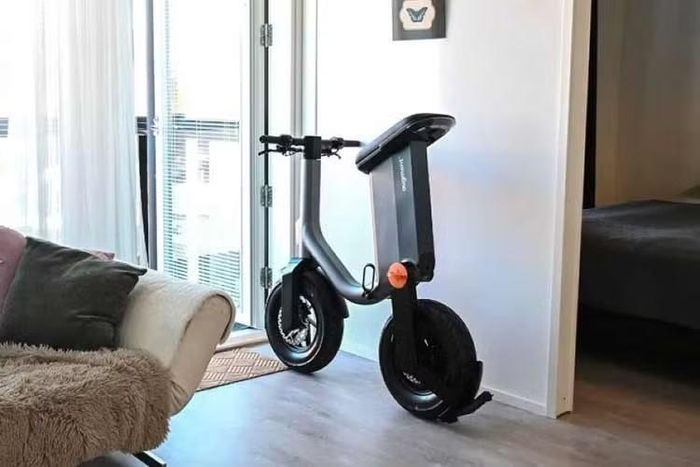 Xe cũng hỗ trợ mở khóa bằng thẻ NFC và được trang bị hệ thống chống trộm. Khi kích hoạt, cơ cấu này có thể khóa bánh sau nhằm hạn chế khả năng di chuyển trái phép. Augment 360 hiện có giá 1.890 euro (57,7 triệu đồng). Augment cho biết, hãng có kế hoạch mở rộng việc phân phối 360 tới nhiều thị trường trên thế giới.