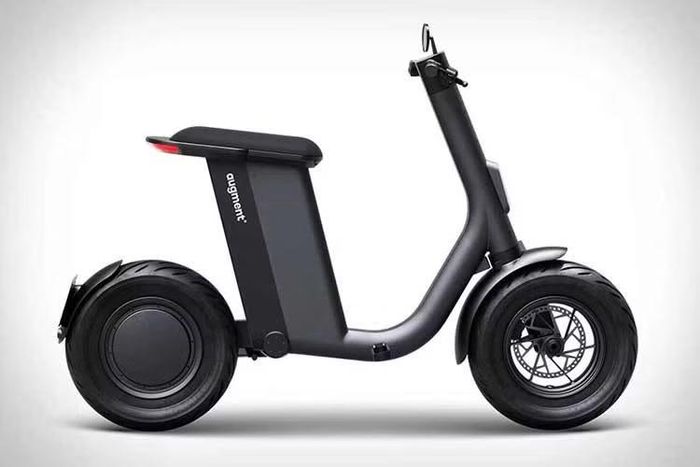 Xe có trọng lượng khoảng 36 kg, sử dụng khung nhôm và phuộc trước dạng một bên. Cả bánh trước và bánh sau đều được trang bị phanh đĩa thủy lực. Khả năng chống nước đạt chuẩn IPX4, cho phép xe hoạt động trong điều kiện trời mưa ở mức độ phù hợp.