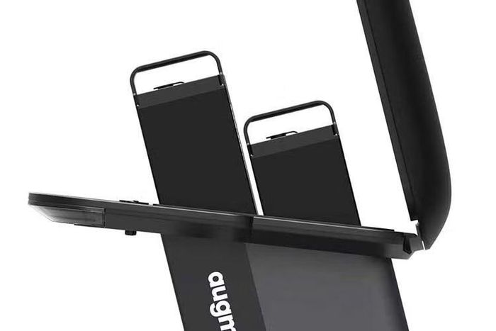 Điểm khác biệt đáng chú ý nhất của Augment 360 nằm ở cơ cấu bánh sau có thể gập vào trong thân xe. Sau khi gập, kích thước xe còn 1.265 x 350 x 1.180 mm. Với chiều dài này, Augment 360 có thể dễ dàng hơn khi đưa vào thang máy hoặc cất giữ trong không gian nhỏ.