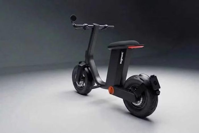 Dù có kích thước tương đối nhỏ, xe máy điện Augment 360 2026 vẫn được bố trí cốp chứa đồ bên dưới yên, đáp ứng nhu cầu mang theo một số vật dụng cá nhân khi di chuyển trong đô thị.