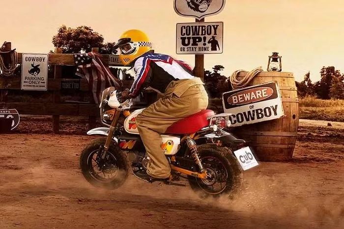 Về ngoại hình, Honda Monkey 125 EX Custom Edition 2026 phiên bản đặc biệt được bổ sung thêm các trang bị gợi nhớ về các mẫu môtô địa hình "vintage enduro", hoàn chỉnh với bộ tem và màu sắc gợi nhớ về phong cách trang trí thập niên 80 - 90 của thế kỷ XX.