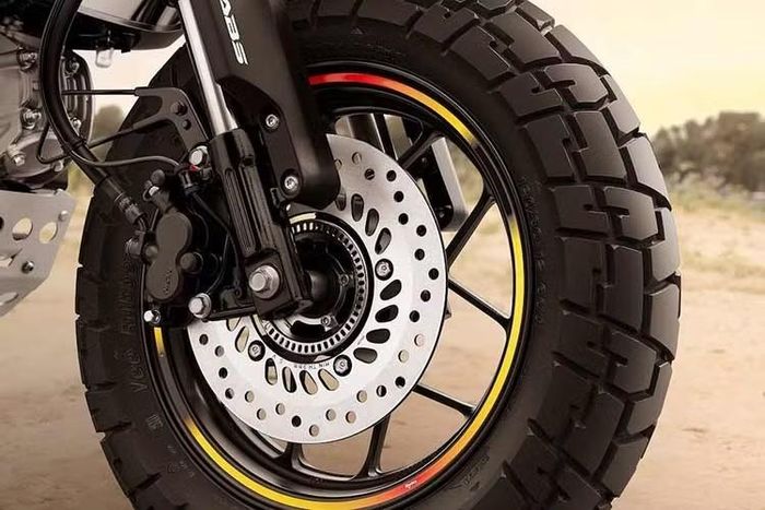 Dựa trên Monkey 2026, xe cũng có phanh ABS trên bánh trước. Monkey EX vẫn sử dụng khối động cơ xi-lanh đơn, dung tích 124cc, làm mát bằng không khí sản sinh công suất 9,25 mã lực tại 6.750rpm và mô-men xoắn 11Nm tại 5.500rpm.