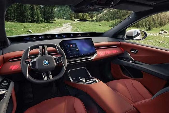 Bên trong cabin, thiết kế của BMW iX3 L gây ấn tượng mạnh nhờ màn hình Panoramic iDrive. Cụ thể, xe gồm màn hình trung tâm 17,9 inch và màn hình hiển thị 43,3 inch trải dài trên táp-lô. Đồng thời, hai phiên bản BMW iX3 40L và 50L có sẵn màn hình HUD 3D.