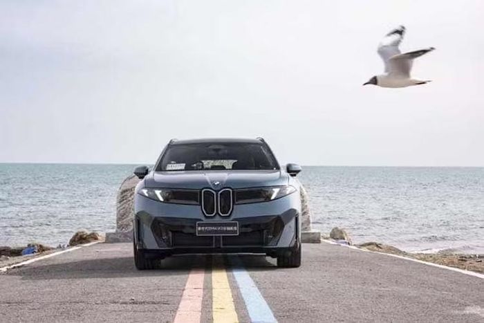 Trong khi đó, bản BMW iX3 40L xDrive sở hữu hệ dẫn động hai cầu công suất 374 mã lực. Xe tăng tốc lên 100 km/h chỉ mất 5,6 giây nhờ mô-men xoắn 565 Nm. Pin 86,9 kWh giúp chiếc BMW iX3 này di chuyển quãng đường 702 km. Cao cấp nhất là bản BMW iX3 50L xDrive đạt công suất tối đa 469 mã lực. Bộ pin 113,4 kWh cung cấp tầm vận hành lên tới 919 km cho mỗi lần sạc.