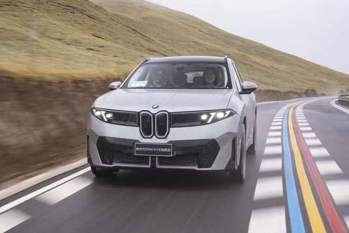 Tại Trung Quốc, giá xe BMW iX3 30L khởi điểm từ 269.900 nhân dân tệ (1,048 tỷ đồng). Bản BMW iX3 40L có giá 299.900 nhân dân tệ (1,165 tỷ đồng) và bản 50L là 339.900 nhân dân tệ (1,32 tỷ đồng). Theo đó, hãng áp dụng chính sách một giá trên toàn quốc và không thương lượng.