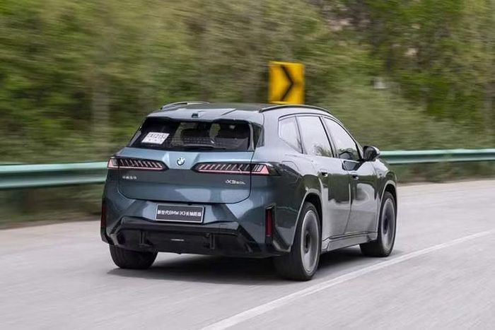 Ngoại thất của mẫu xe SUV thuần điện BMW iX3 L 2026 nổi bật với họa tiết chữ L ở cửa sổ góc phía sau. Xe trang bị tùy chọn mâm 22 inch và tay nắm cửa dạng kéo truyền thống. Thiết kế tay nắm này giúp BMW đáp ứng quy định mới về an toàn tại Trung Quốc.