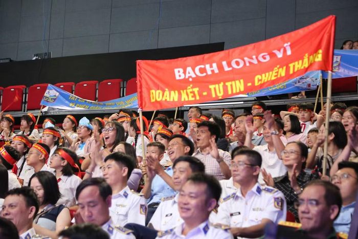 Các cổ động viên nhiệt tình cổ vũ cho 6 đội chơi.