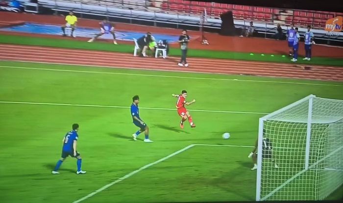 Quang Hải ấn định chiến thắng 2-0 bằng pha bắt volley quyết đoán.