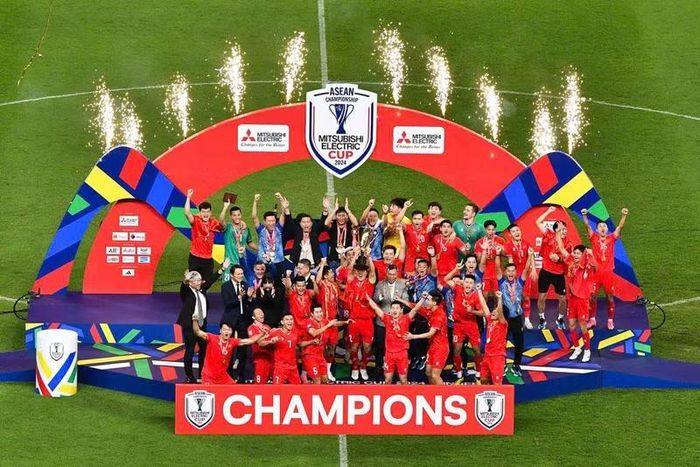 Ở chung kết AFF Cup 2024, đội tuyển Việt Nam cùng với sự dẫn dắt của HLV Kim Sang-sik đã đánh bại Thái Lan ở lượt đi (2-1) lẫn lượt về (3-2), đăng quang thuyết phục. Ảnh: VFF.