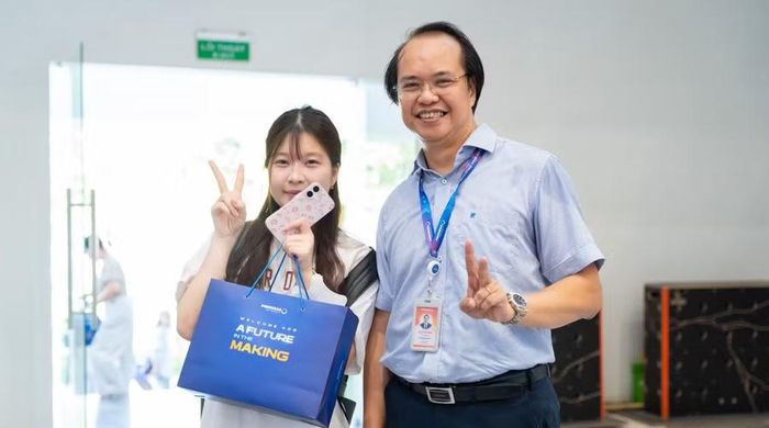 PGS.TS Nguyễn Phú Khánh – Phó Tổng Giám đốc ĐH Phenikaa đến đón tân sinh viên từ sớm. Ảnh NT.