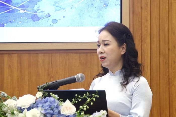 TS Trần Thị Thu Hà phát biểu đề dẫn.