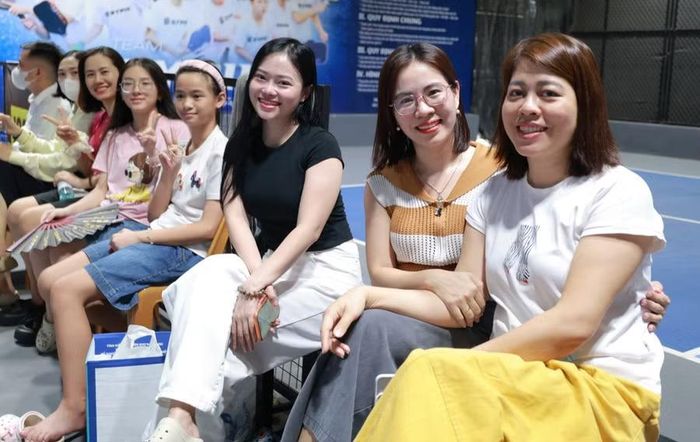Niềm vui của các phụ huynh đến cổ vũ tại sân đấu.