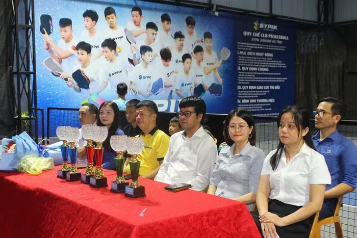 Các đại biểu tham dự lễ khai mạc.