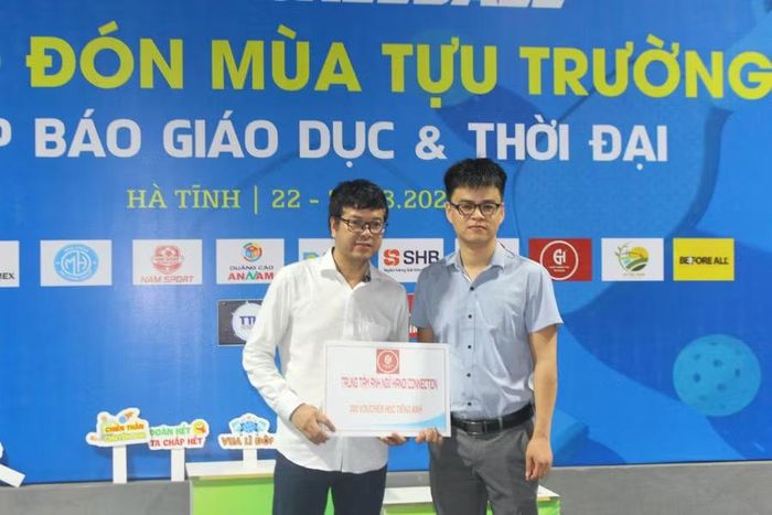 Các nhà tài trợ trao biểu trưng tại buổi lễ.