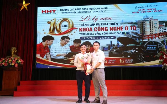 Cựu sinh viên khóa 7 Khoa Công nghệ Ô tô tri ân thầy cô giáo tại chương trình.