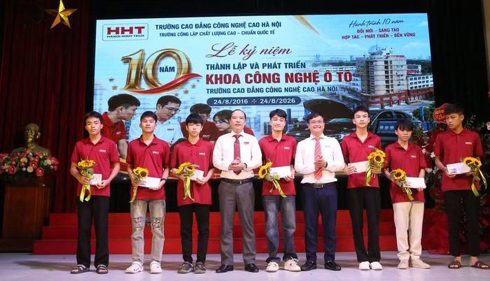 TS. Lê Danh Quang, Phó Hiệu trưởng Trường Cao đẳng Công nghệ cao Hà Nội và TS. Nguyễn Hữu Phú, Trưởng khoa Công nghệ Ô tô khen thưởng sinh viên có thành tích cao trong kỳ thi tuyển sinh.